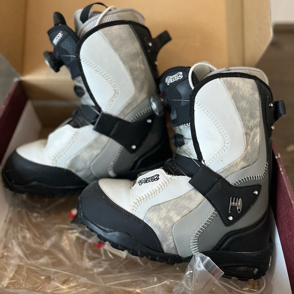 Women’s Vans Snowboard Boots Size 7
